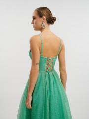 Apple green αμάνικο midi φόρεμα από glitter τούλι με πιέτες, μπούστο–κορσές, αποσπώμενες τιράντες και κλείσιμο με κορδόνια στην πλάτη for you fashion