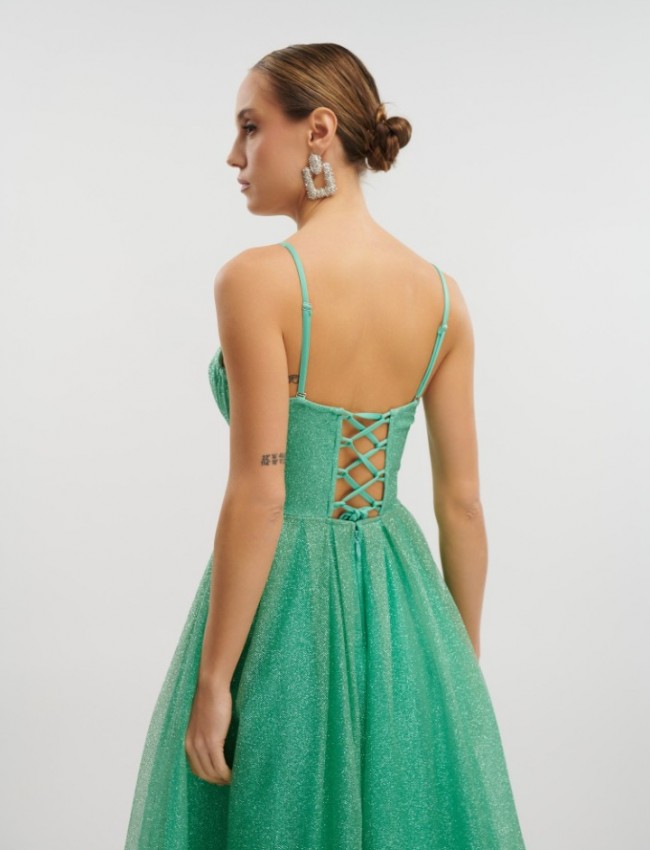 Apple green αμάνικο midi φόρεμα από glitter τούλι με πιέτες, μπούστο–κορσές, αποσπώμενες τιράντες και κλείσιμο με κορδόνια στην πλάτη for you fashion