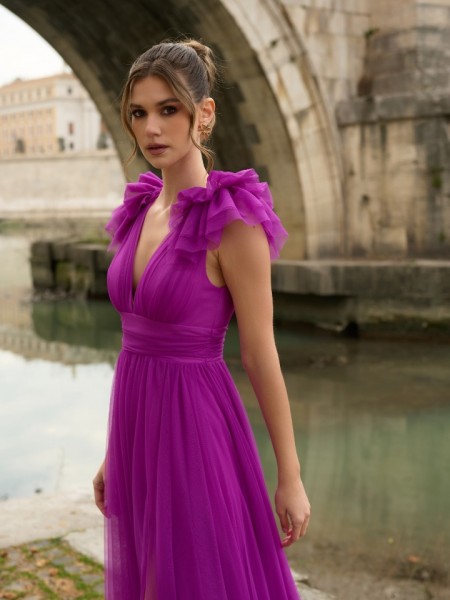Magenta αμάνικο maxi τούλινο φόρεμα σε κλος γραμμή σταθερή μέση, V- λαιμόκοψη με ενίσχυση στο μπούστο και ιδιαίτερα βολάν στους ώμους for you fashion