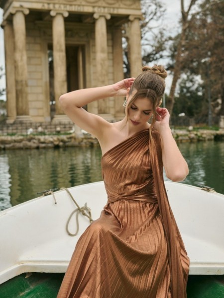 Bronze αμάνικο maxi πλισσέ φόρεμα με έναν ώμο, μη αποσώμενο κόμπο μπροστά και πίσω και μη αποσπώμενη εσάρπα For you fashion