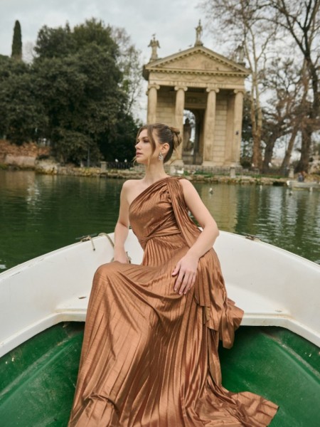 Bronze αμάνικο maxi πλισσέ φόρεμα με έναν ώμο, μη αποσώμενο κόμπο μπροστά και πίσω και μη αποσπώμενη εσάρπα For you fashion