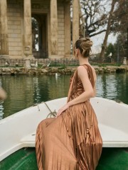 Bronze αμάνικο maxi πλισσέ φόρεμα με έναν ώμο, μη αποσώμενο κόμπο μπροστά και πίσω και μη αποσπώμενη εσάρπα For you fashion