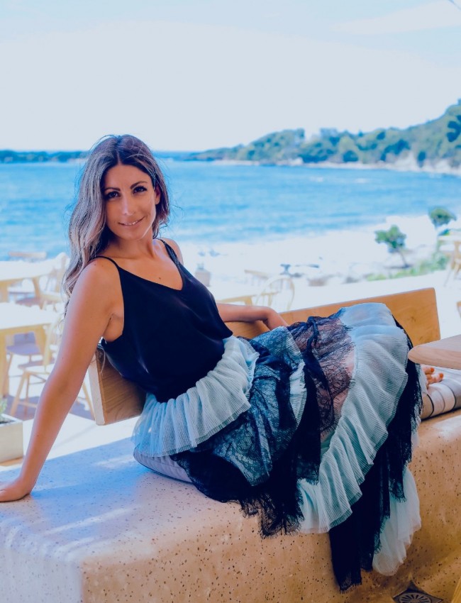 Εμπριμέ σιέλ midi πλισέ φούστα Ottaawa, με φάσες από μαύρη δαντέλα και λάστιχο στην μέση Goa goa 