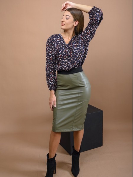 Λαδί ψηλόμεση midi faux-leather φούστα σε ίσια γραμμή με διακοσμητικές ραφές, λάστιχο στη μέση και κρυφό φερμουάρ κούμπωμα στο πλάι Kramma