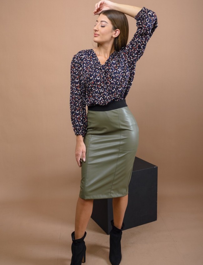 Λαδί ψηλόμεση midi faux-leather φούστα σε ίσια γραμμή με διακοσμητικές ραφές, λάστιχο στη μέση και κρυφό φερμουάρ κούμπωμα στο πλάι Kramma