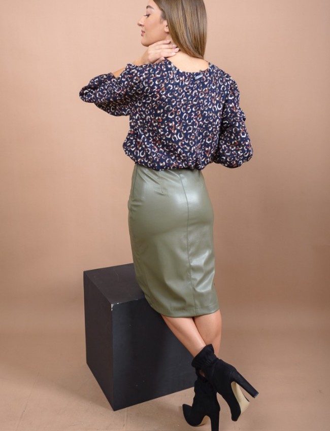 Λαδί ψηλόμεση midi faux-leather φούστα σε ίσια γραμμή με διακοσμητικές ραφές, λάστιχο στη μέση και κρυφό φερμουάρ κούμπωμα στο πλάι Kramma