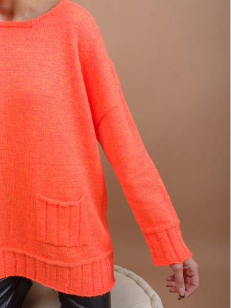 Πορτοκαλί fluo μακρυμάνικη πλεκτή loose-fit μπλούζα με ανοιχτή στρογγυλή λαιμόκοψη, σε αραιή πλέξη, ρεγκλάν μανικοκόλληση, μπροστινή τετράγωνη τσέπη και φαρδιά rib τελειώματα Kramma