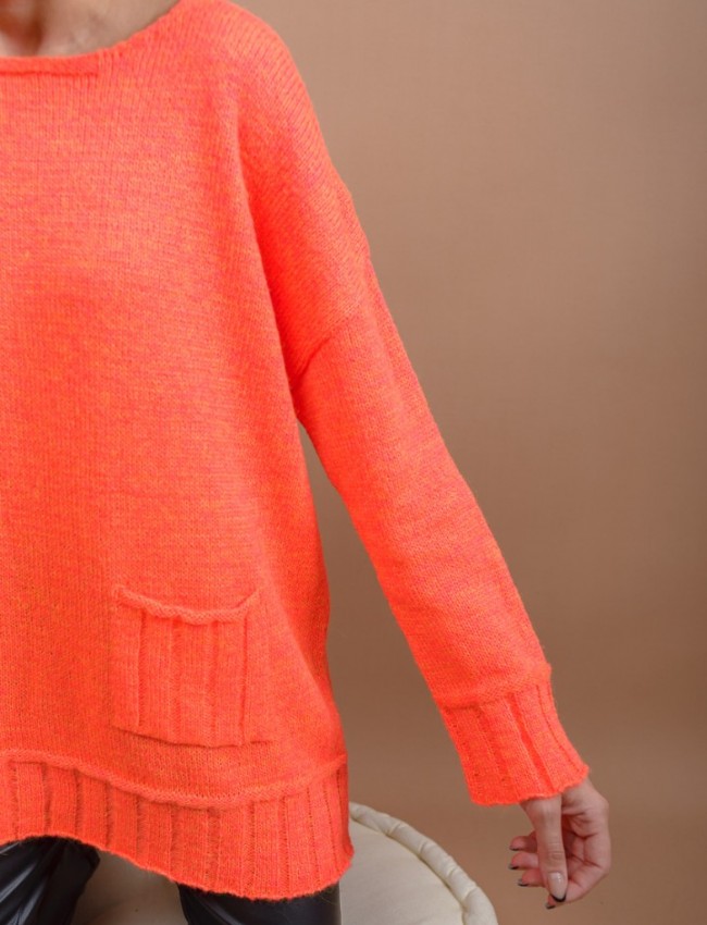 Πορτοκαλί fluo μακρυμάνικη πλεκτή loose-fit μπλούζα με ανοιχτή στρογγυλή λαιμόκοψη, σε αραιή πλέξη, ρεγκλάν μανικοκόλληση, μπροστινή τετράγωνη τσέπη και φαρδιά rib τελειώματα Kramma