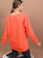 Πορτοκαλί fluo μακρυμάνικη πλεκτή loose-fit μπλούζα με ανοιχτή στρογγυλή λαιμόκοψη, σε αραιή πλέξη, ρεγκλάν μανικοκόλληση, μπροστινή τετράγωνη τσέπη και φαρδιά rib τελειώματα Kramma