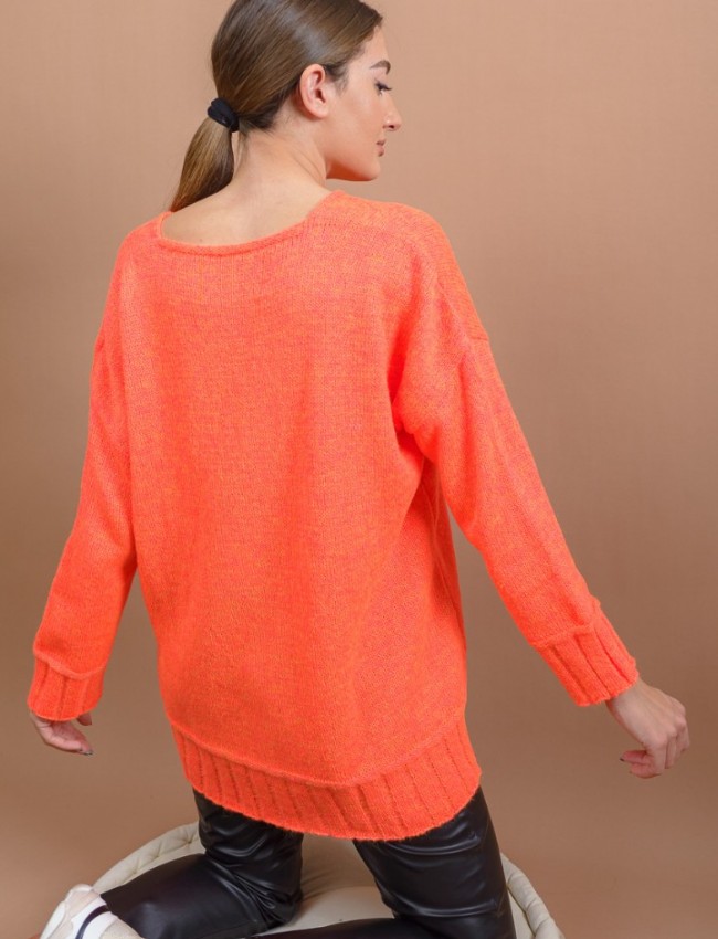 Πορτοκαλί fluo μακρυμάνικη πλεκτή loose-fit μπλούζα με ανοιχτή στρογγυλή λαιμόκοψη, σε αραιή πλέξη, ρεγκλάν μανικοκόλληση, μπροστινή τετράγωνη τσέπη και φαρδιά rib τελειώματα Kramma