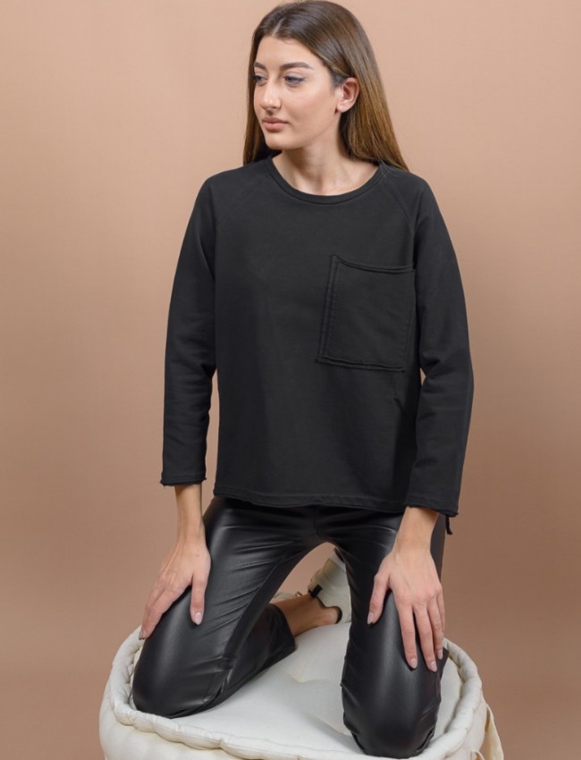 Μαύρη μακρυμάνικη μπλούζα-φούτερ με κλειστή στρογγυλή λαιμόκοψη, μεγάλη μπροστινή τετράγωνη τσέπη, ρεγκλάν μανικοκόλληση και πλαϊνά ανοίγματα στο ασύμμετρο τελείωμα Kramma
