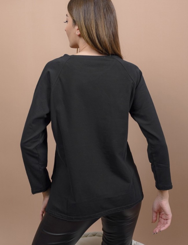 Μαύρη μακρυμάνικη μπλούζα-φούτερ με κλειστή στρογγυλή λαιμόκοψη, μεγάλη μπροστινή τετράγωνη τσέπη, ρεγκλάν μανικοκόλληση και πλαϊνά ανοίγματα στο ασύμμετρο τελείωμα Kramma