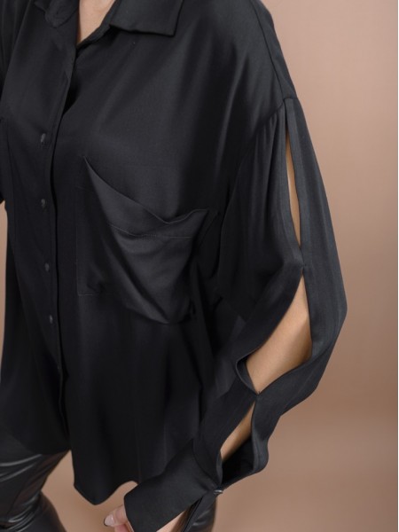 Μαύρο μακρυμάνικο loose-fit πουκάμισο με μεγάλες μπροστινές ξεχειλωτές τσέπες, σε ίσια γραμμή, ανοίγματα στα μανίκια και κουφόπιετα στην πλάτη Kramma