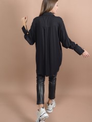 Μαύρο μακρυμάνικο loose-fit πουκάμισο με μεγάλες μπροστινές ξεχειλωτές τσέπες, σε ίσια γραμμή, ανοίγματα στα μανίκια και κουφόπιετα στην πλάτη Kramma