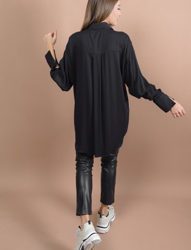 Μαύρο μακρυμάνικο loose-fit πουκάμισο με μεγάλες μπροστινές ξεχειλωτές τσέπες, σε ίσια γραμμή, ανοίγματα στα μανίκια και κουφόπιετα στην πλάτη Kramma