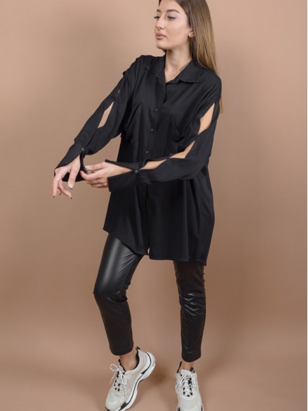 Μαύρο μακρυμάνικο loose-fit πουκάμισο με μεγάλες μπροστινές ξεχειλωτές τσέπες, σε ίσια γραμμή, ανοίγματα στα μανίκια και κουφόπιετα στην πλάτη Kramma