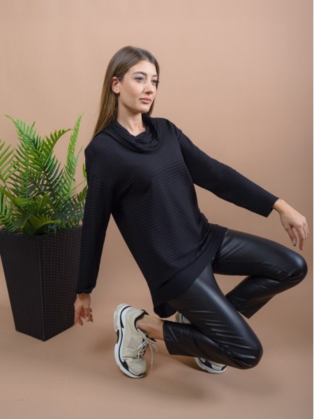 Μαύρη μακρυμάνικη πλεκτή loose-fit μπλούζα με ξεχειλωτή ζιβάγκο λαιμόκοψη, ρεγκλάν μανικοκόλληση, ανάγλυφη ρίγα στην ύφανση και ασύμμετρο τελείωμα πίσω Kramma