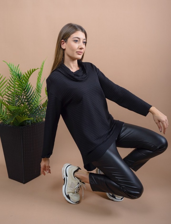 Μαύρη μακρυμάνικη πλεκτή loose-fit μπλούζα με ξεχειλωτή ζιβάγκο λαιμόκοψη, ρεγκλάν μανικοκόλληση, ανάγλυφη ρίγα στην ύφανση και ασύμμετρο τελείωμα πίσω Kramma