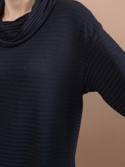 Μαύρη μακρυμάνικη πλεκτή loose-fit μπλούζα με ξεχειλωτή ζιβάγκο λαιμόκοψη, ρεγκλάν μανικοκόλληση, ανάγλυφη ρίγα στην ύφανση και ασύμμετρο τελείωμα πίσω Kramma