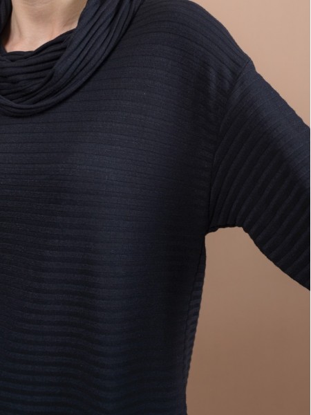 Μαύρη μακρυμάνικη πλεκτή loose-fit μπλούζα με ξεχειλωτή ζιβάγκο λαιμόκοψη, ρεγκλάν μανικοκόλληση, ανάγλυφη ρίγα στην ύφανση και ασύμμετρο τελείωμα πίσω Kramma