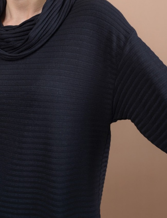 Μαύρη μακρυμάνικη πλεκτή loose-fit μπλούζα με ξεχειλωτή ζιβάγκο λαιμόκοψη, ρεγκλάν μανικοκόλληση, ανάγλυφη ρίγα στην ύφανση και ασύμμετρο τελείωμα πίσω Kramma