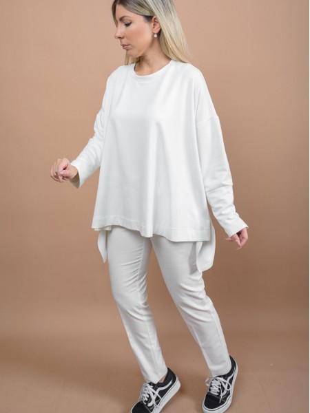 Εκρού μακρυμάνικη oversized μπλούζα τύπου φούτερ, με στρογγυλή λαιμόκοψη, ρεγκλάν μανικοκόλληση και μεγάλη ασυμμετρία στο τελείωμα Kramma