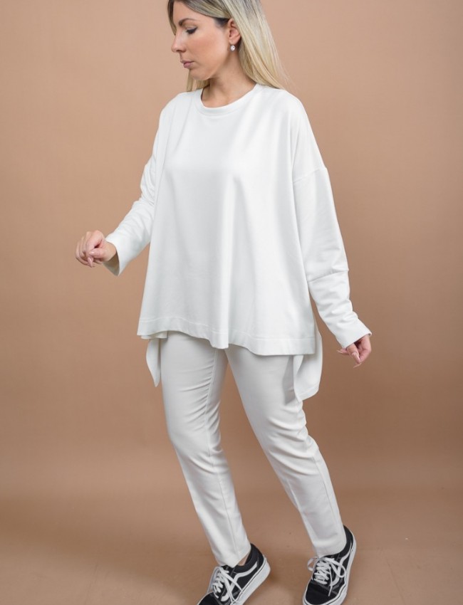 Εκρού μακρυμάνικη oversized μπλούζα τύπου φούτερ, με στρογγυλή λαιμόκοψη, ρεγκλάν μανικοκόλληση και μεγάλη ασυμμετρία στο τελείωμα Kramma