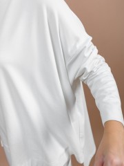 Εκρού μακρυμάνικη oversized μπλούζα τύπου φούτερ, με στρογγυλή λαιμόκοψη, ρεγκλάν μανικοκόλληση και μεγάλη ασυμμετρία στο τελείωμα Kramma