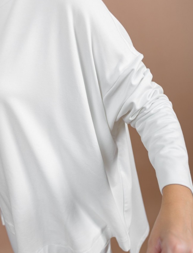 Εκρού μακρυμάνικη oversized μπλούζα τύπου φούτερ, με στρογγυλή λαιμόκοψη, ρεγκλάν μανικοκόλληση και μεγάλη ασυμμετρία στο τελείωμα Kramma