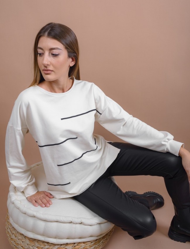 Βανίλια μακρυμάνικη μπλούζα-φούτερ με στρογγυλή λαιμόκοψη, λεπτές γκρο φάσες μπροστά και ασυμμετρία στο τελείωμα Kramma