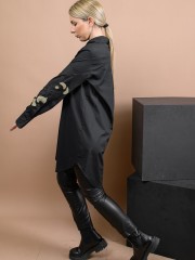 Μαύρο βαμβακερό shirt-look πουκάμισο-φόρεμα σε ίσια γραμμή, κουφόπιετα στην πλάτη, ιδιαίτερο κέντημα στα μανίκια και ασυμμετρία στο τελείωμα Kramma