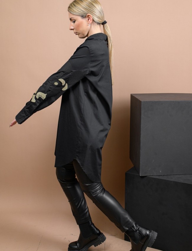 Μαύρο βαμβακερό shirt-look πουκάμισο-φόρεμα σε ίσια γραμμή, κουφόπιετα στην πλάτη, ιδιαίτερο κέντημα στα μανίκια και ασυμμετρία στο τελείωμα Kramma