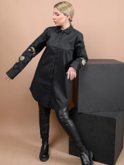 Μαύρο βαμβακερό shirt-look πουκάμισο-φόρεμα σε ίσια γραμμή, κουφόπιετα στην πλάτη, ιδιαίτερο κέντημα στα μανίκια και ασυμμετρία στο τελείωμα Kramma