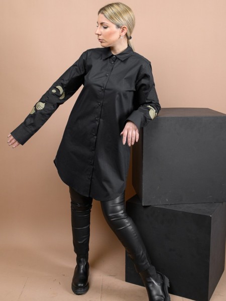 Μαύρο βαμβακερό shirt-look πουκάμισο-φόρεμα σε ίσια γραμμή, κουφόπιετα στην πλάτη, ιδιαίτερο κέντημα στα μανίκια και ασυμμετρία στο τελείωμα Kramma