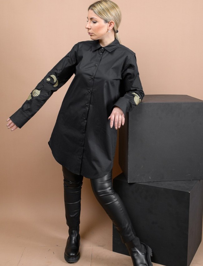 Μαύρο βαμβακερό shirt-look πουκάμισο-φόρεμα σε ίσια γραμμή, κουφόπιετα στην πλάτη, ιδιαίτερο κέντημα στα μανίκια και ασυμμετρία στο τελείωμα Kramma