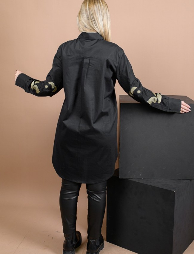 Μαύρο βαμβακερό shirt-look πουκάμισο-φόρεμα σε ίσια γραμμή, κουφόπιετα στην πλάτη, ιδιαίτερο κέντημα στα μανίκια και ασυμμετρία στο τελείωμα Kramma