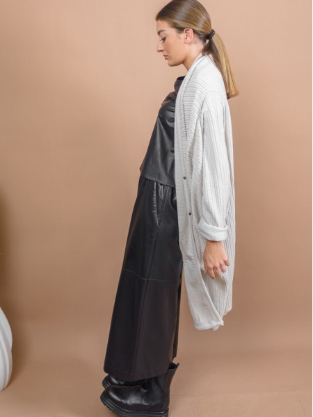 Εκρού oversized μακριά σχεδιαστική ζακέτα με ανάγλυφη υφή, ιδιαίτερες τσέπες με σούρες μπροστά, ρεγκλάν μανικοκόλληση και ρεβέρ στα μανίκια Kramma