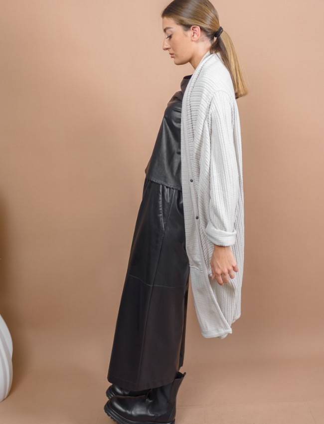 Εκρού oversized μακριά σχεδιαστική ζακέτα με ανάγλυφη υφή, ιδιαίτερες τσέπες με σούρες μπροστά, ρεγκλάν μανικοκόλληση και ρεβέρ στα μανίκια Kramma