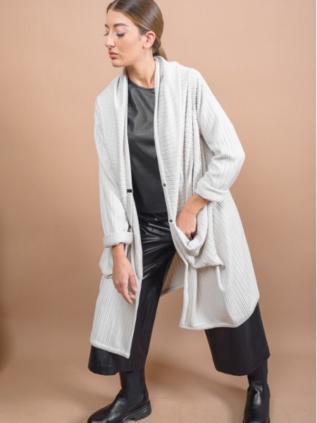 Εκρού oversized μακριά σχεδιαστική ζακέτα με ανάγλυφη υφή, ιδιαίτερες τσέπες με σούρες μπροστά, ρεγκλάν μανικοκόλληση και ρεβέρ στα μανίκια Kramma