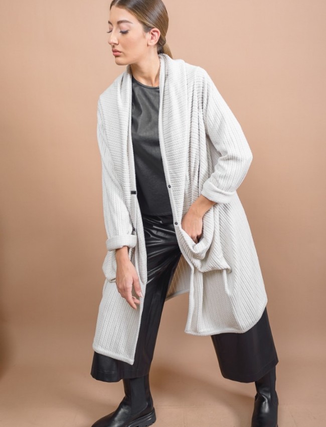 Εκρού oversized μακριά σχεδιαστική ζακέτα με ανάγλυφη υφή, ιδιαίτερες τσέπες με σούρες μπροστά, ρεγκλάν μανικοκόλληση και ρεβέρ στα μανίκια Kramma
