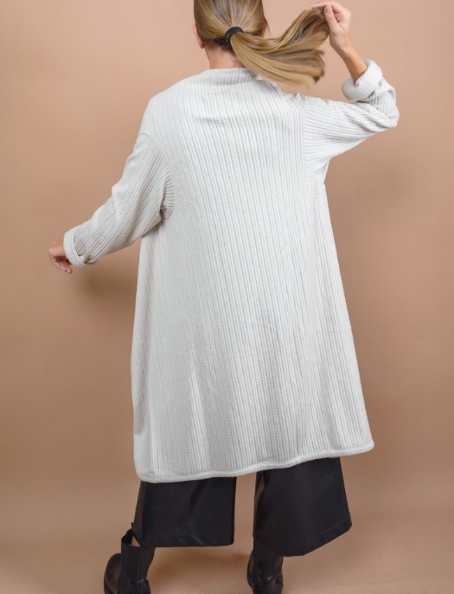 Εκρού oversized μακριά σχεδιαστική ζακέτα με ανάγλυφη υφή, ιδιαίτερες τσέπες με σούρες μπροστά, ρεγκλάν μανικοκόλληση και ρεβέρ στα μανίκια Kramma