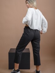 Μαύρο ψηλόμεσο innovation παντελόνι σε χαλαρή γραμμή, με λάστιχο στη μέση, μπροστινές πλάγιες τσέπες και ρεβέρ στο τελείωμα Kramma