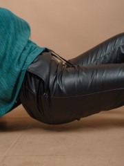 Μαύρο ψηλόμεσο faux-leather παντελόνι με λάστιχο στη μέση, πλαϊνές τσέπες, ρεβέρ στον ποδόγυρο και με διακοσμητικά γαζιά Kramma
