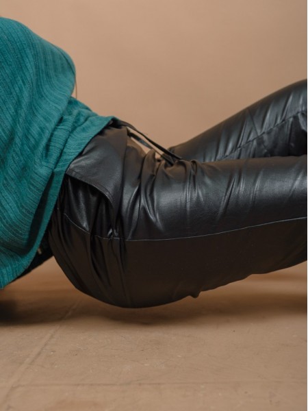 Μαύρο ψηλόμεσο faux-leather παντελόνι με λάστιχο στη μέση, πλαϊνές τσέπες, ρεβέρ στον ποδόγυρο και με διακοσμητικά γαζιά Kramma