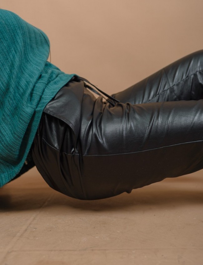Μαύρο ψηλόμεσο faux-leather παντελόνι με λάστιχο στη μέση, πλαϊνές τσέπες, ρεβέρ στον ποδόγυρο και με διακοσμητικά γαζιά Kramma