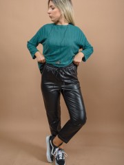 Μαύρο ψηλόμεσο faux-leather παντελόνι με λάστιχο στη μέση, πλαϊνές τσέπες, ρεβέρ στον ποδόγυρο και με διακοσμητικά γαζιά Kramma