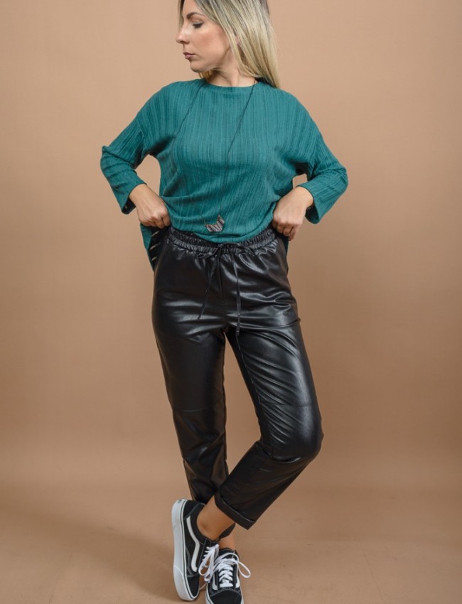 Μαύρο ψηλόμεσο faux-leather παντελόνι με λάστιχο στη μέση, πλαϊνές τσέπες, ρεβέρ στον ποδόγυρο και με διακοσμητικά γαζιά Kramma