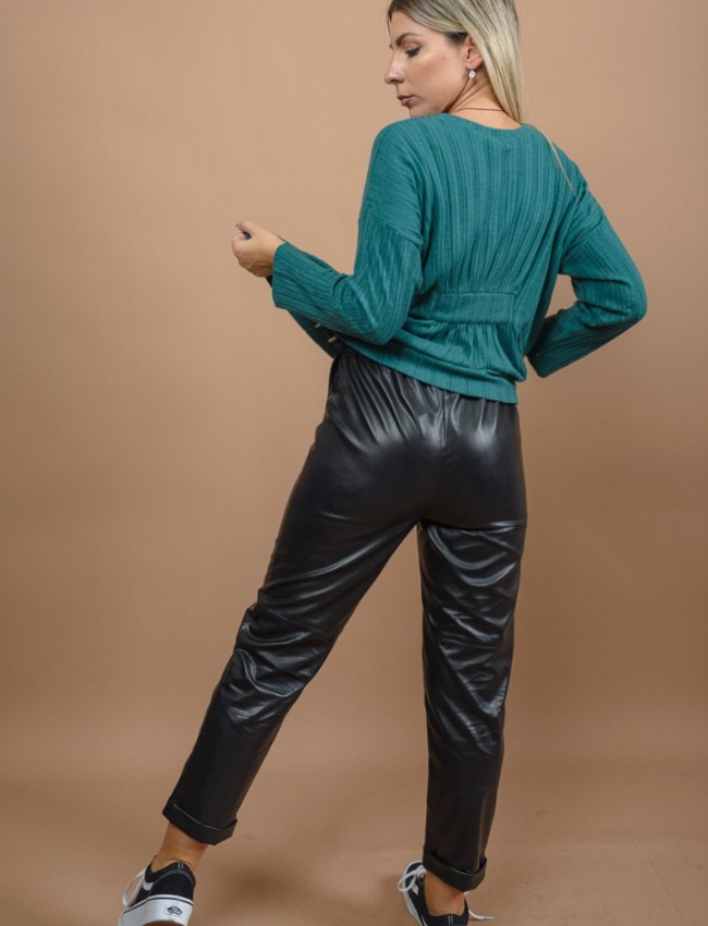 Μαύρο ψηλόμεσο faux-leather παντελόνι με λάστιχο στη μέση, πλαϊνές τσέπες, ρεβέρ στον ποδόγυρο και με διακοσμητικά γαζιά Kramma