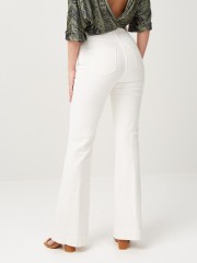 Εκρού high-waisted jean παντελόνι καμπάνα με μικρές τσέπες μπροστά, χρυσά κουμπιά και animal printed λεπτομέρεια στο ζωνάκι στη μέση Lynne
