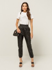 Μαύρο ψηλόμεσο faux-leather παντελόνι με λάστιχο στη μέση, πλαϊνές τσέπες, εξωτερικές τσέπες τύπου cargo και λάστιχο στον ποδόγυρο Lynne